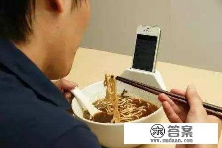 初三学生沉迷手游，反锁门天天熬夜打游戏，不洗澡不洗脚不漱嘴不脱衣，学习下降，怎么办？