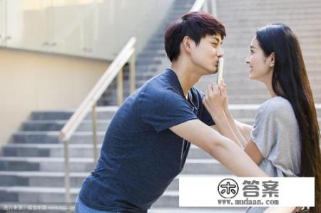 我喜欢她五年了，昨天她不注意亲了她一下，现在咋都不理我了咋办？