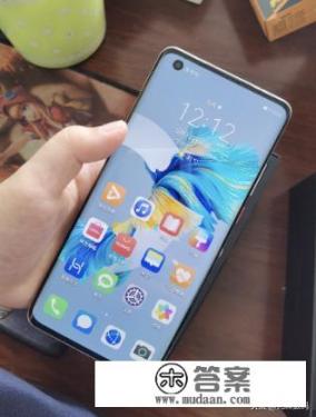 最近想入手一个华为手机,不知道选哪个,在纠结,有什么建议? 最近想入手一个华为手机,不知道选哪个,在纠结,有什么建议?