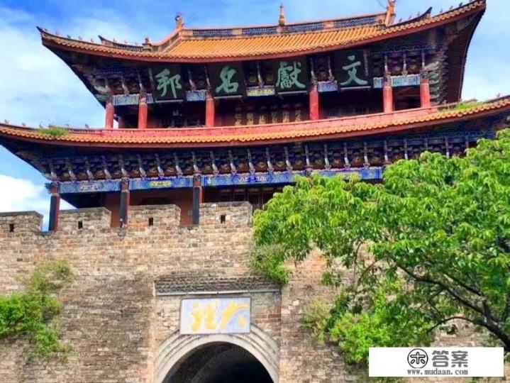 湖南张家界，贵州干户苗寨和云南大理，哪个更适合8月份去旅游？