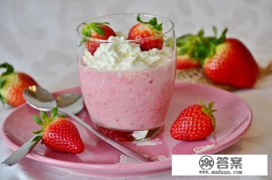 孩子吃草莓冰激凌时上面的草莓掉到衣服上，怎么清洗？