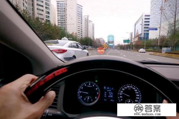 现代驾驶辅助系统如何帮助听力受损的司机？