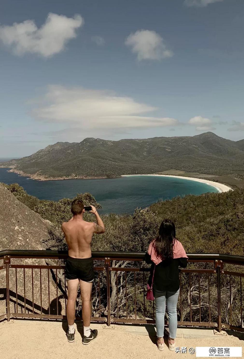 part-time 与working holiday的区别? part-time 与working holiday的区别?