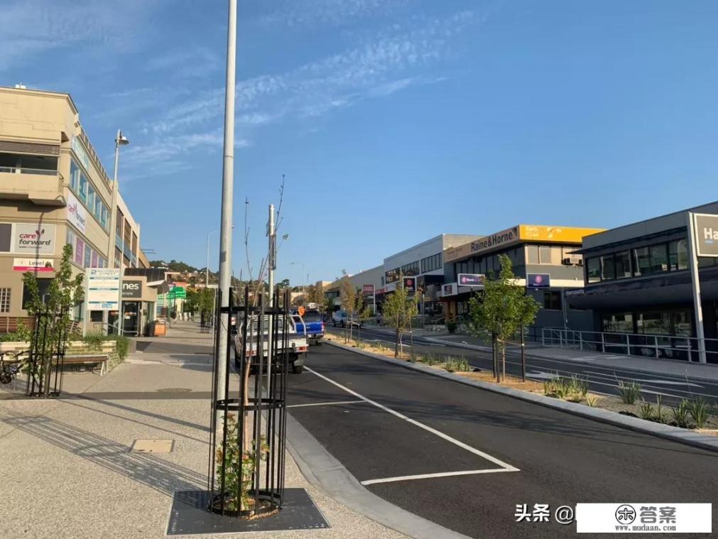 part-time 与working holiday的区别? part-time 与working holiday的区别?