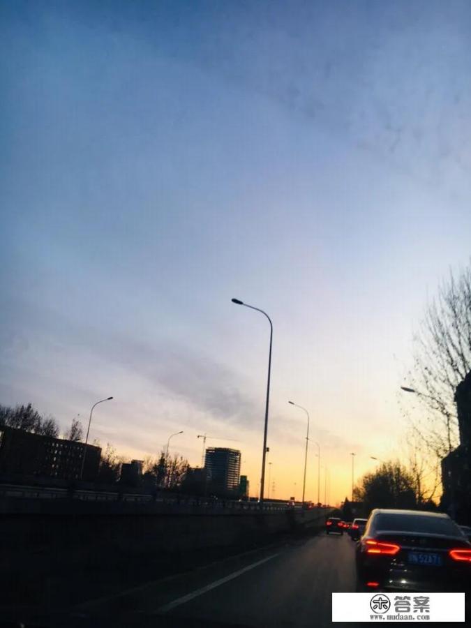 恋爱一年我花了七万，负债四万，她却极少给我买东西，这样的爱情还要继续吗？