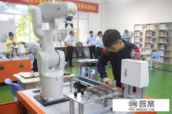 大专是大学吗?大专的学校生活是否跟正常的大学生活差距很大? 大专是大学吗?大专的学校生活是否跟正常的大学生活差距很大?