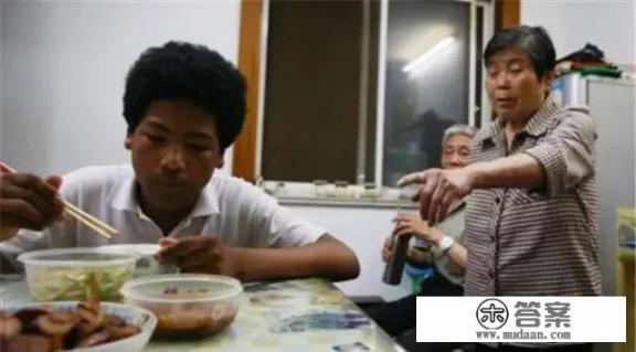 21年前上海阿婆捡到了一个黑人男孩，如今怎样？