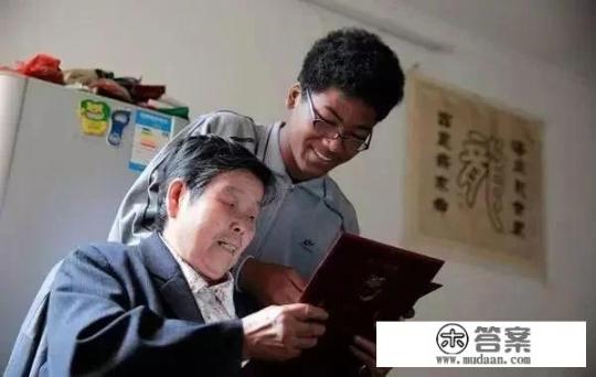 21年前上海阿婆捡到了一个黑人男孩，如今怎样？