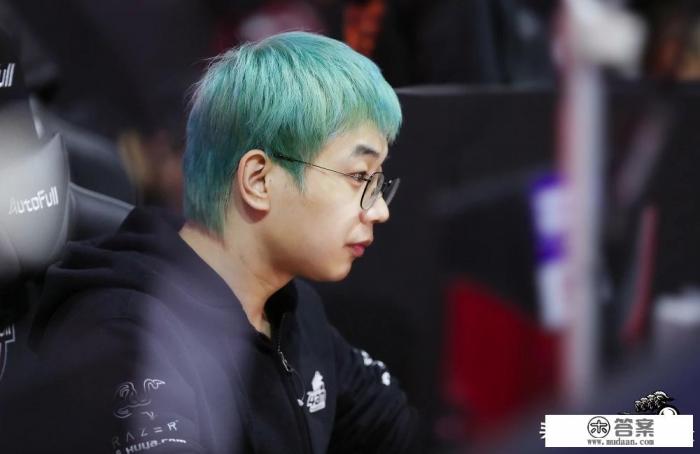 蜜蜂直播透露：4am全员非休息日不得玩非FPS游戏，网友：这是说给阿伟的吧，如何评价？