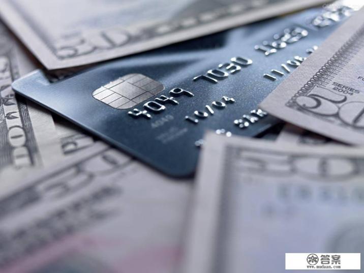 我就想知道今年多少人被信用卡套住了？