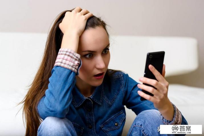 朋友的信用卡欠1万多，经常有信息发过来怎么办，对我自己有什么影响？