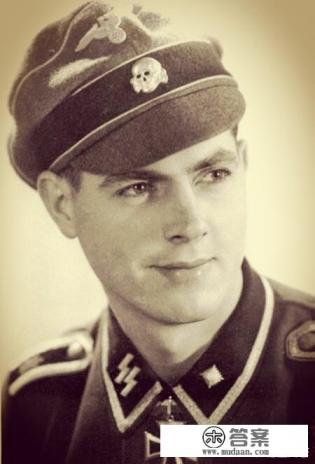 德国战败后，阿道夫·希特勒的警卫旗队为何绕过苏军奔袭112公里向美军投降？