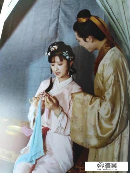 直到临死前尤二姐才明白,贾琏为何要送给她九龙玉佩? 直到临死前尤二姐才明白,贾琏为何要送给她九龙玉佩?