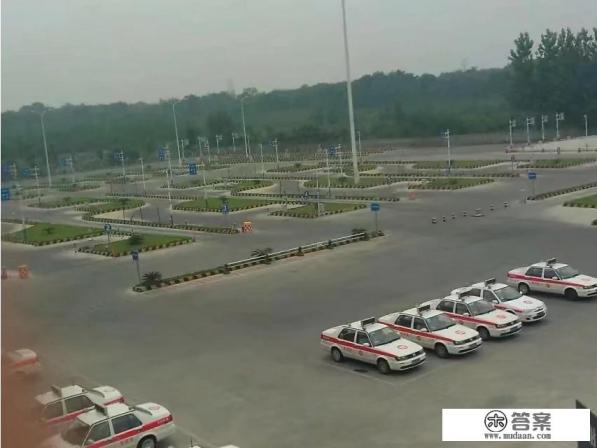 飞机在天上飞的路线是怎样的？