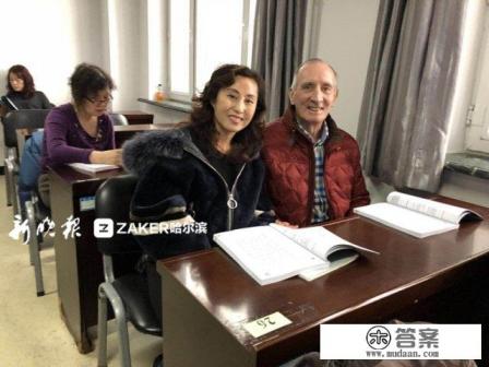 英国大爷到哈尔滨后，为什么在老年大学报了个初级英语班？