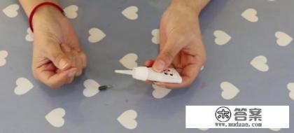 502胶水粘在手上怎么处理？