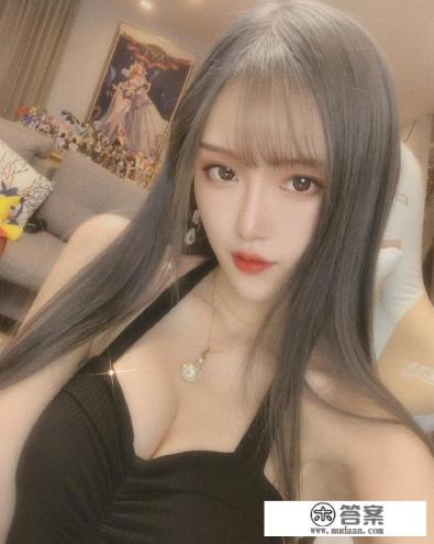 LOL解说腐团儿玩恐怖游戏，直播效果十足，吓得差点走光，你有何看法？