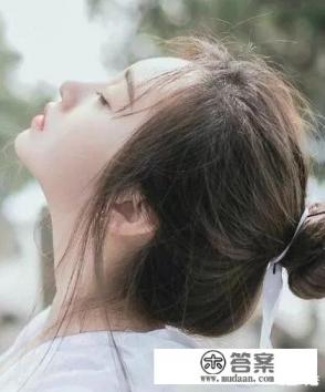 关于大学生情侣火车站分别时的亲吻图，网友们的评论多半不堪入目，头条网友怎么看？