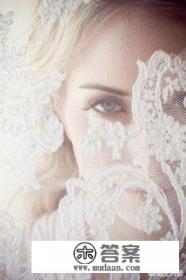 如果你是一个年轻美丽的女人，你如何处理好和一个好色领导的关系？