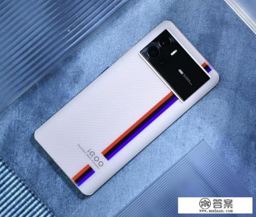 马上春节了，打算送一部手机给男朋友，iQOO9适合吗？