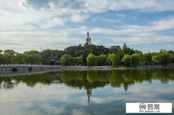 广东这边六个人一起去北京旅游五天，需要花多少钱？是跟团去好？还是自己去好？