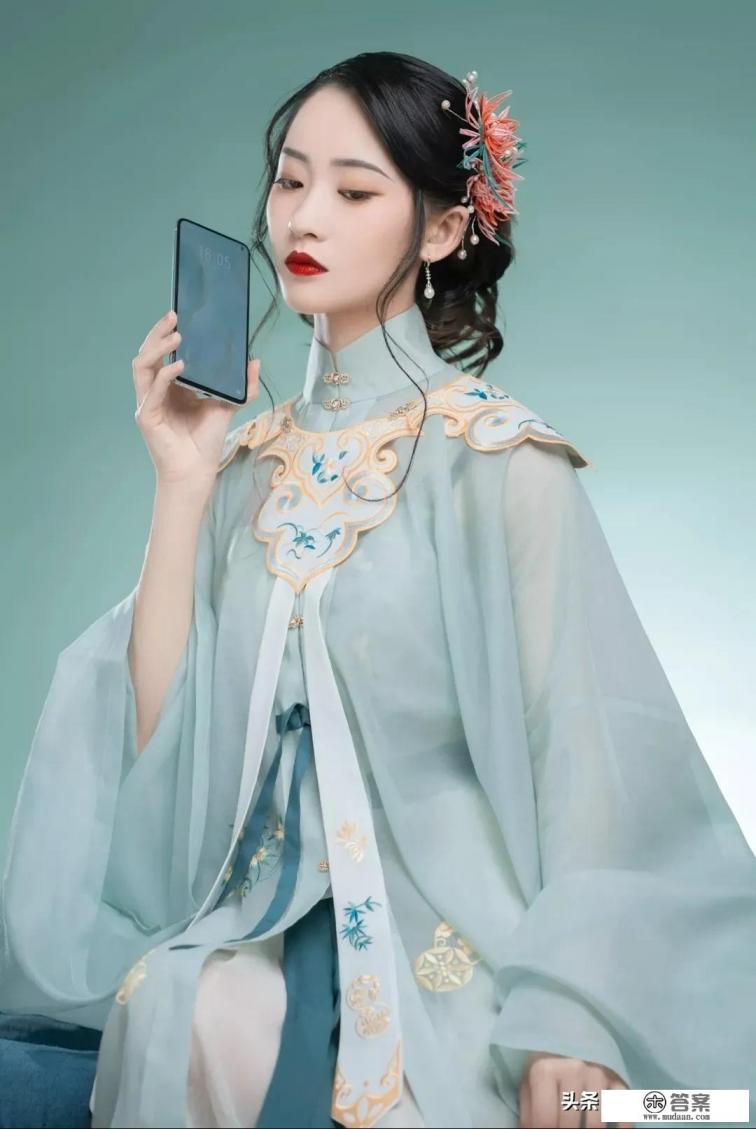 想在某东买个手机，官方旗舰店和其他手机店为何差价7-8百？