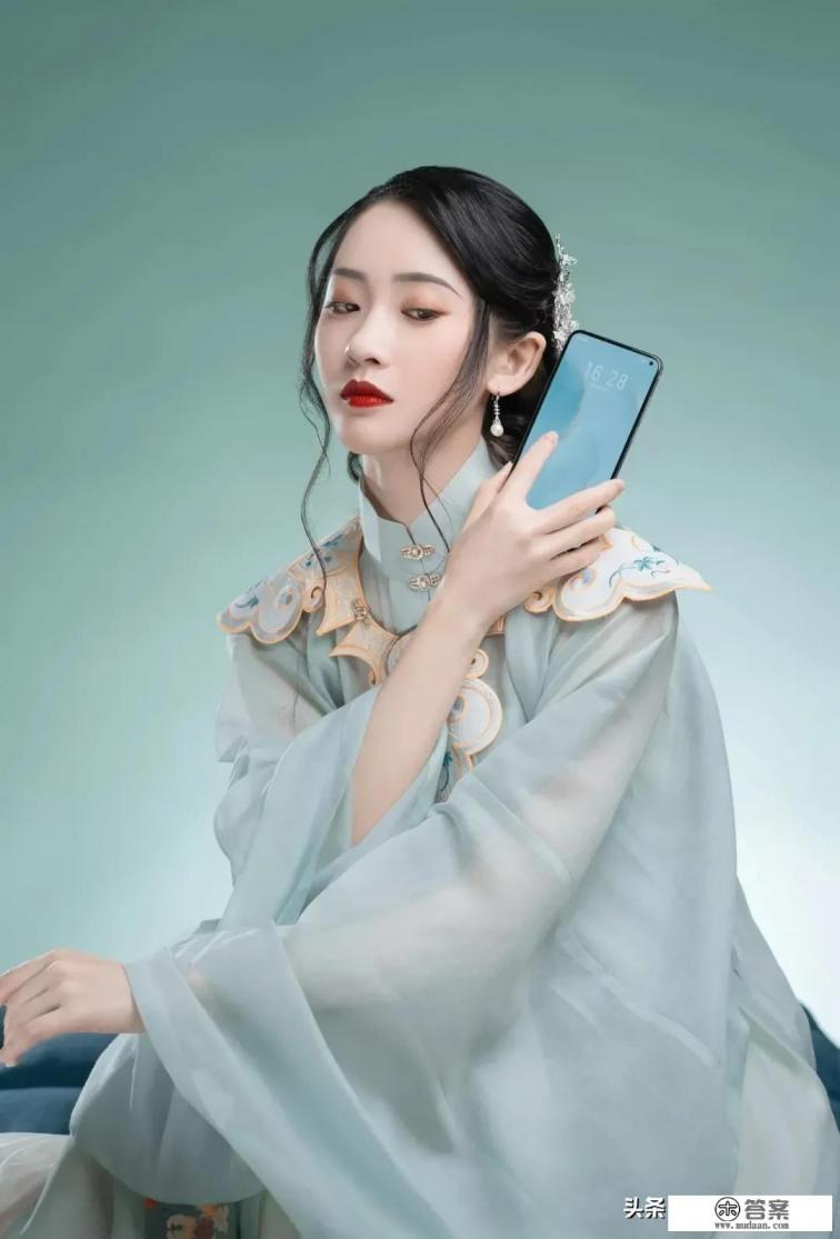 想在某东买个手机，官方旗舰店和其他手机店为何差价7-8百？