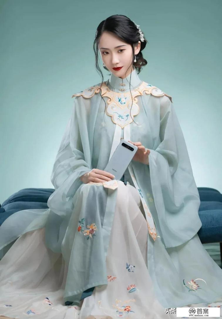 想在某东买个手机，官方旗舰店和其他手机店为何差价7-8百？