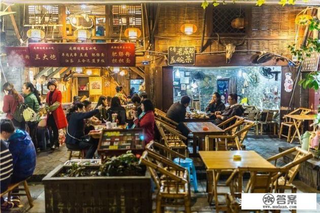 十一期间想去成都旅游，有什么必去地方？住哪里比较好？