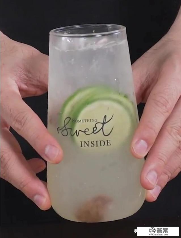 男子哭诉女友旅游之前肤色很白，回来后肤色就晒黑了，这样该不该分手？