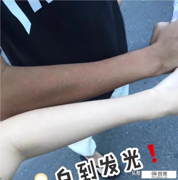 男子哭诉女友旅游之前肤色很白，回来后肤色就晒黑了，这样该不该分手？