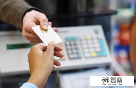 有没有因为工作单位作假，逾期还不起被信用卡以诈骗罪起诉的呢？