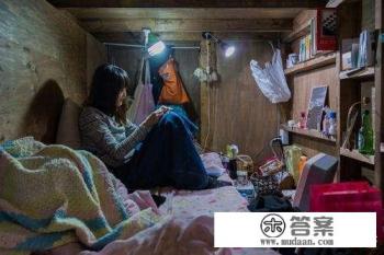 十六岁的女孩整天待在房间玩手机，除了大小便几乎不出房门，作为家长该怎么办？