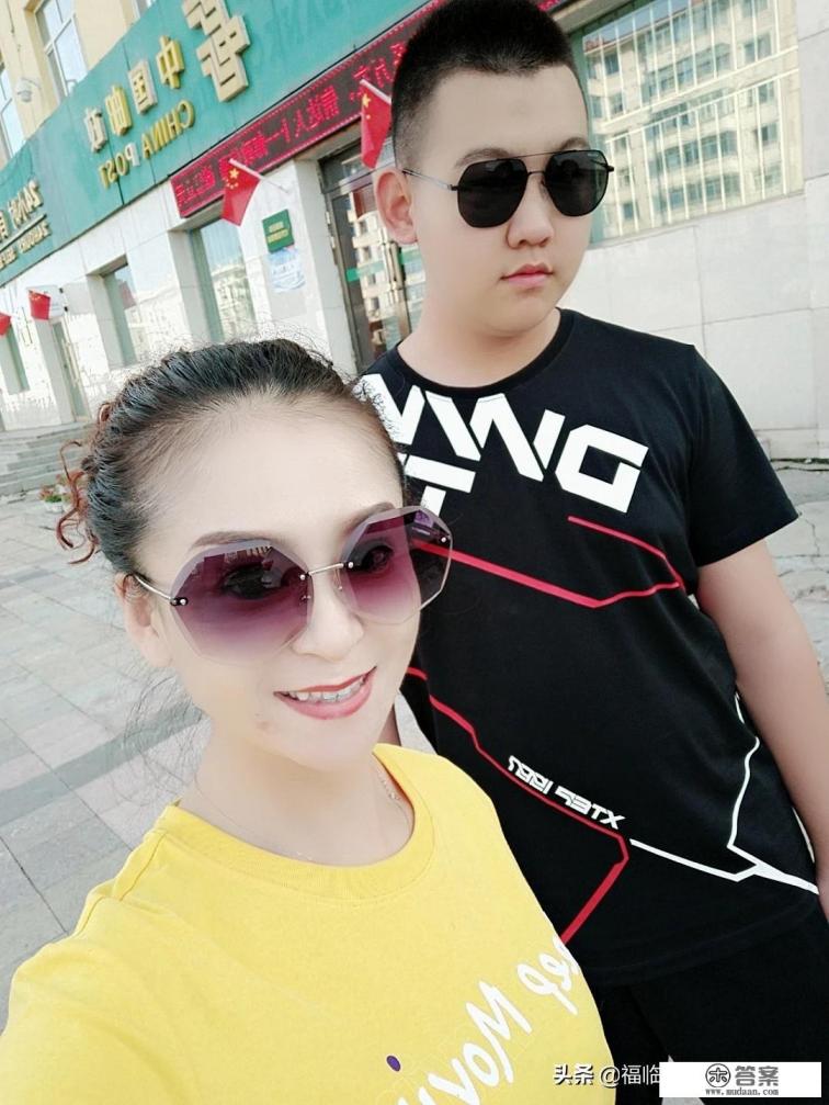 十六岁的女孩整天待在房间玩手机，除了大小便几乎不出房门，作为家长该怎么办？