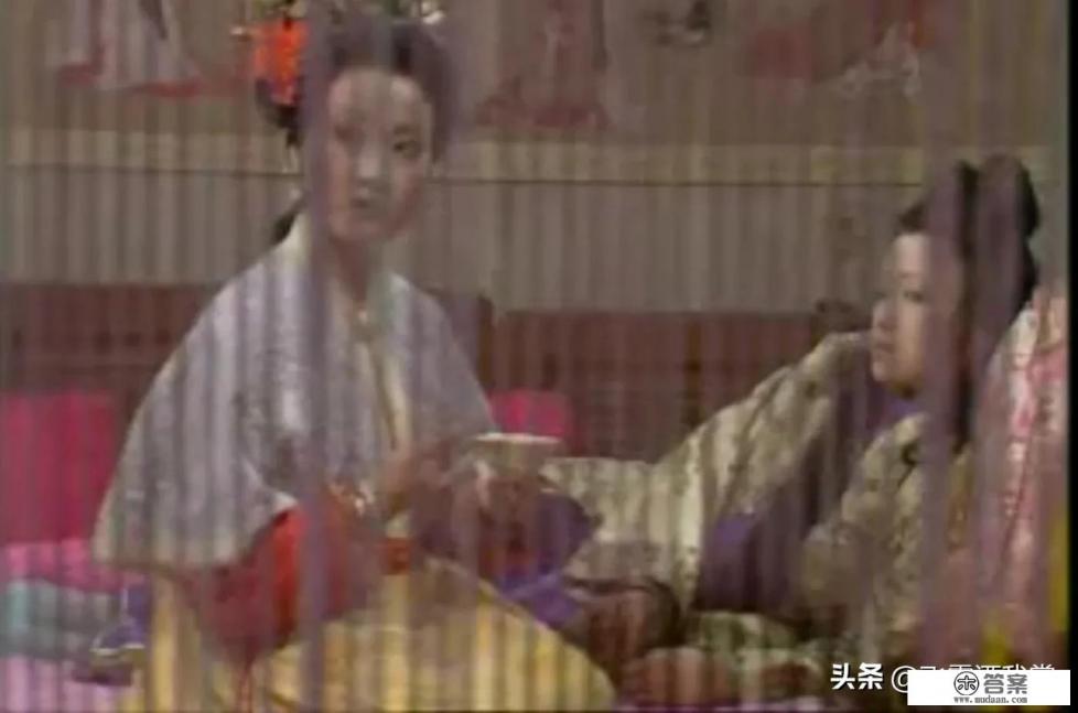 小说《红楼梦》，淫丧天香楼的秦可卿为何得到贾府阖府称赞？