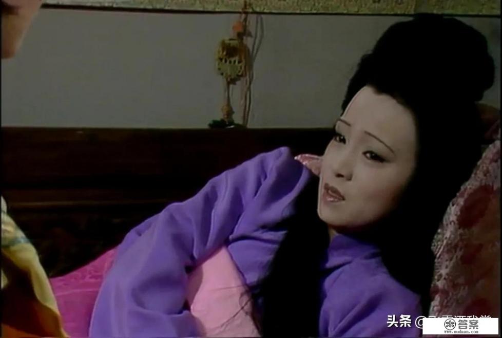 小说《红楼梦》，淫丧天香楼的秦可卿为何得到贾府阖府称赞？