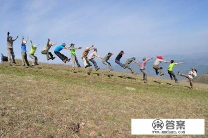 公司集体外出游玩发朋友圈的句子？