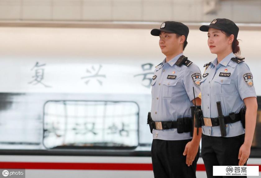 我家一位亲戚大学毕业回乡当村官,每月工资3000元,他做得还蛮有劲,你认为怎样? 我家一位亲戚大学毕业回乡当村官,每月工资3000元,他做得还蛮有劲,你认为怎样?