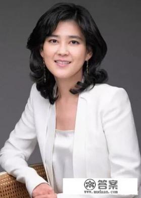 孕期被家暴、天价分手费，下嫁穷小子的女首富李富真是怎样的存在？