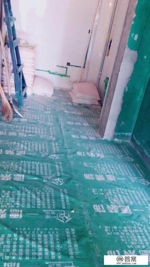 在新加坡金沙酒店工作一个月1400包吃包住够不够工作累不累？