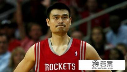 如果姚明出生在美国，并且是杜克大学这类名校校队成员，他的篮球成就会怎么样？