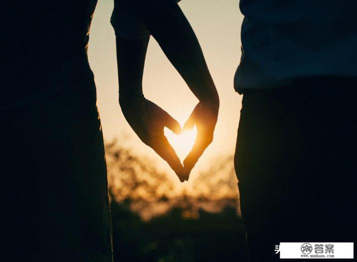 你会把信用卡紧急联系人写谁？为什么？