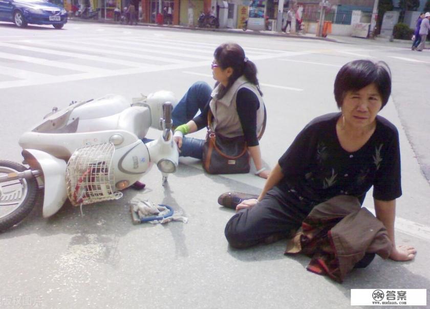 辩证:遇老人摔倒不扶，是冷漠还是本分？