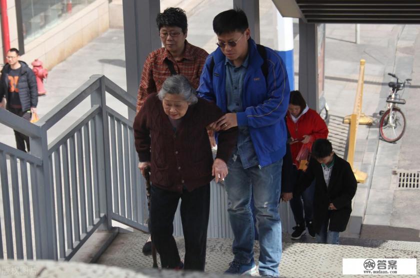 辩证:遇老人摔倒不扶,是冷漠还是本分?