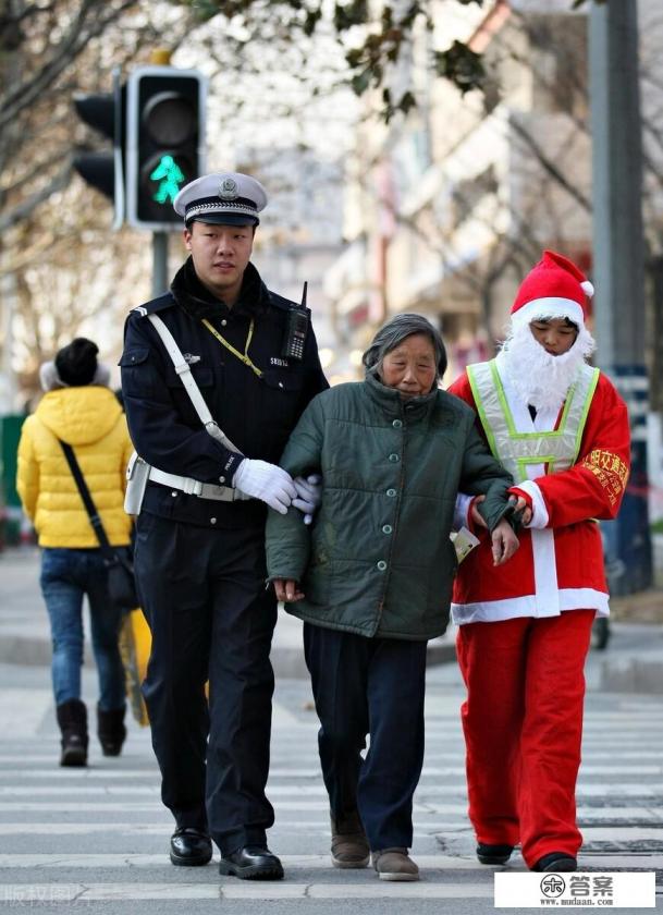 辩证:遇老人摔倒不扶，是冷漠还是本分？