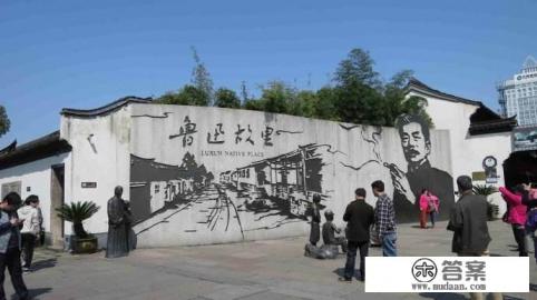 介绍我们金华的名胜古迹，邀请外国朋友来观光旅游。（60字左右）？