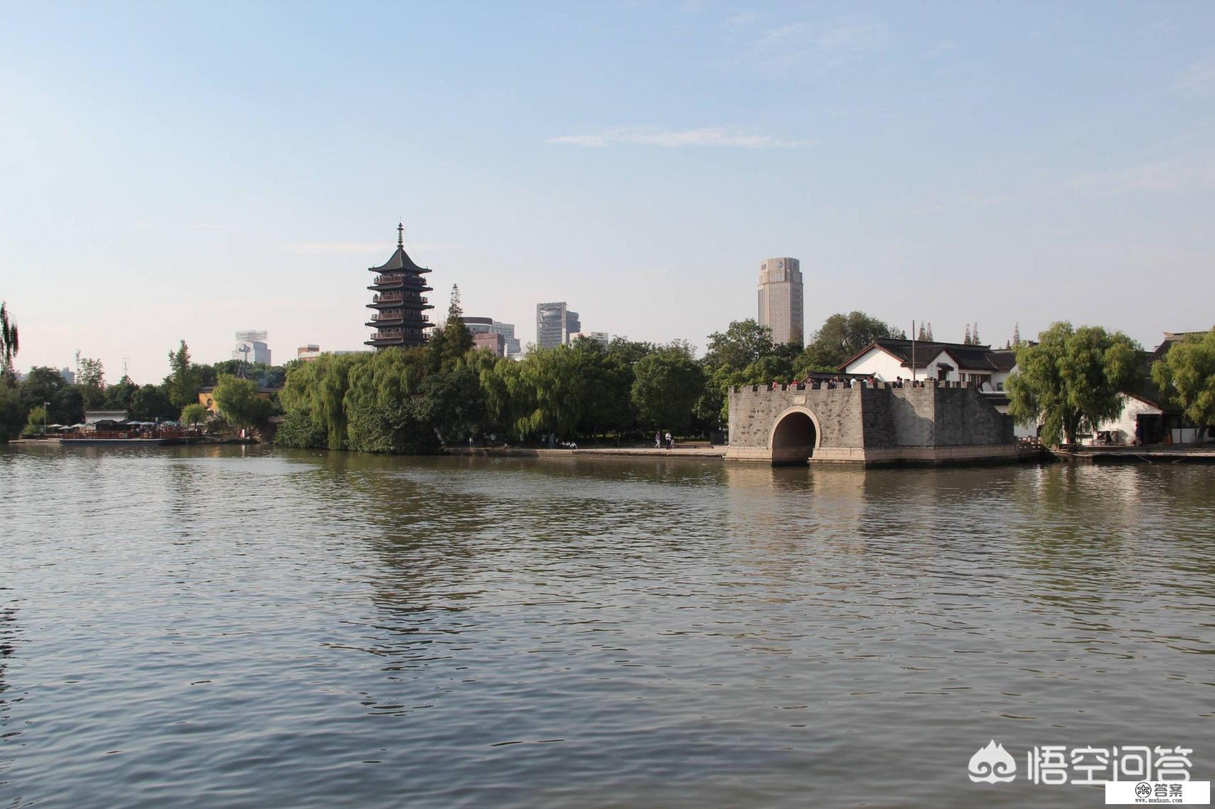 介绍我们金华的名胜古迹，邀请外国朋友来观光旅游。（60字左右）？