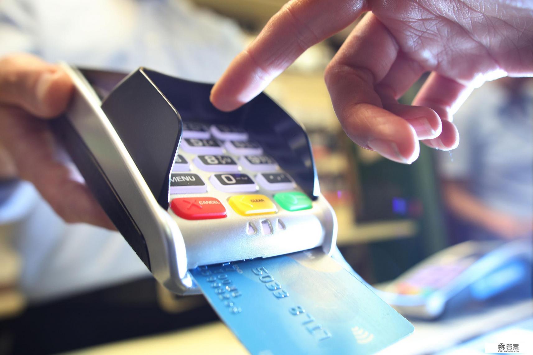 光大信用卡欠了4万，分期和套刷还款，哪个更划算？