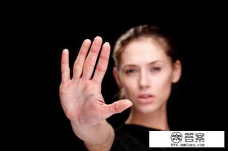 一少妇午休,遇小偷入室行窃,发现后怎么办? 一少妇午休,遇小偷入室行窃,发现后怎么办?