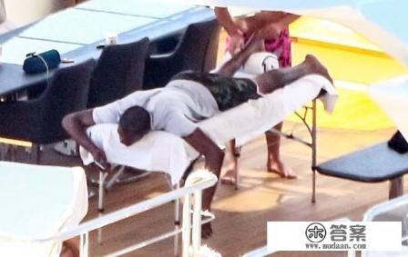 杜兰特携众美女坐游艇出游,期间不忘做理疗!既然是康复期为什么还要出游呢? 杜兰特携众美女坐游艇出游,期间不忘做理疗!既然是康复期为什么还要出游呢?